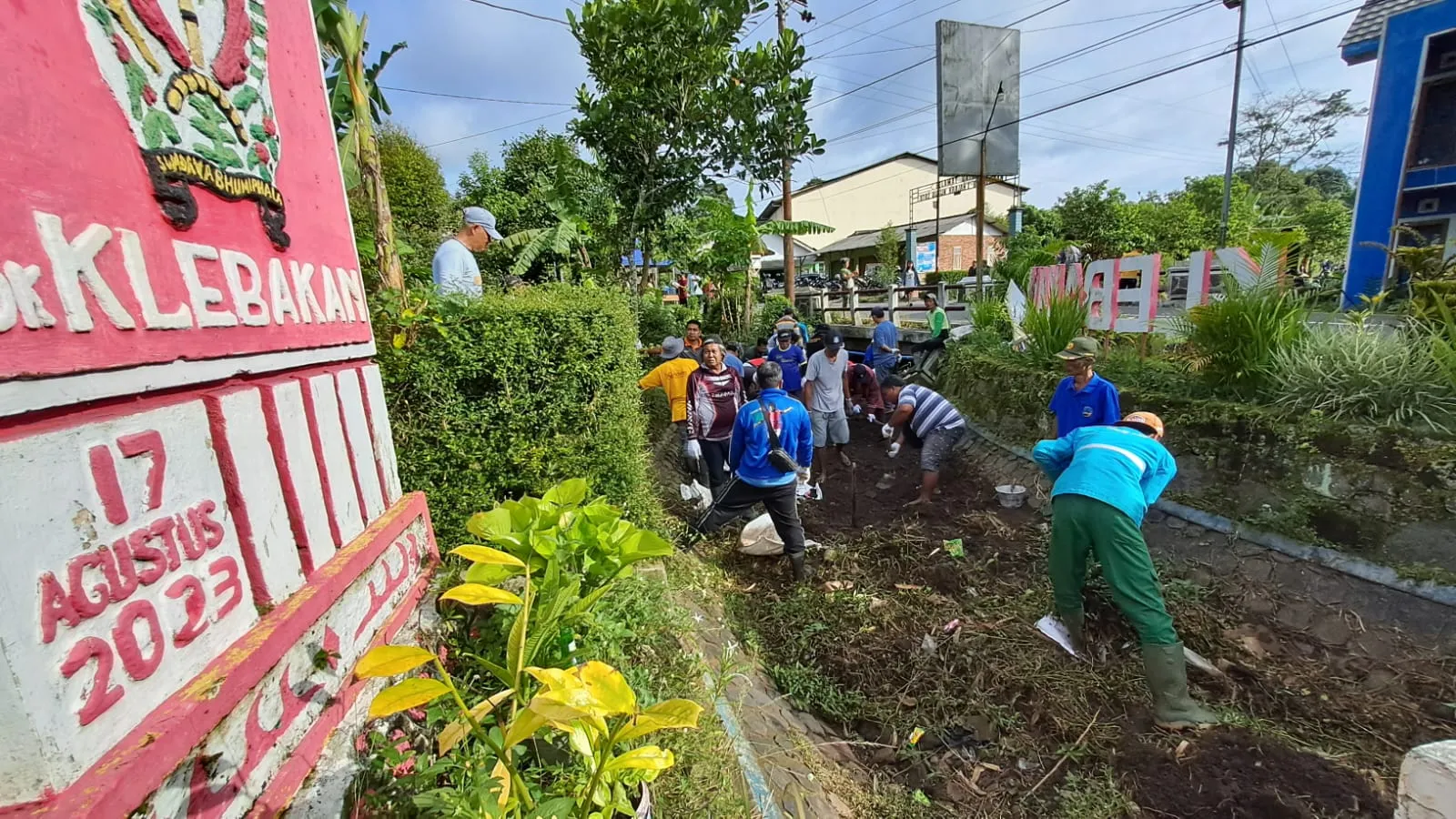 Momen warga lintas iman bersama dengan pemerintah Kabupaten Temanggung, TNI-Polri, bersihkan saluran irigasi di Soropadan, Minggu, 25 Januari 2026(Komsos Kedu)