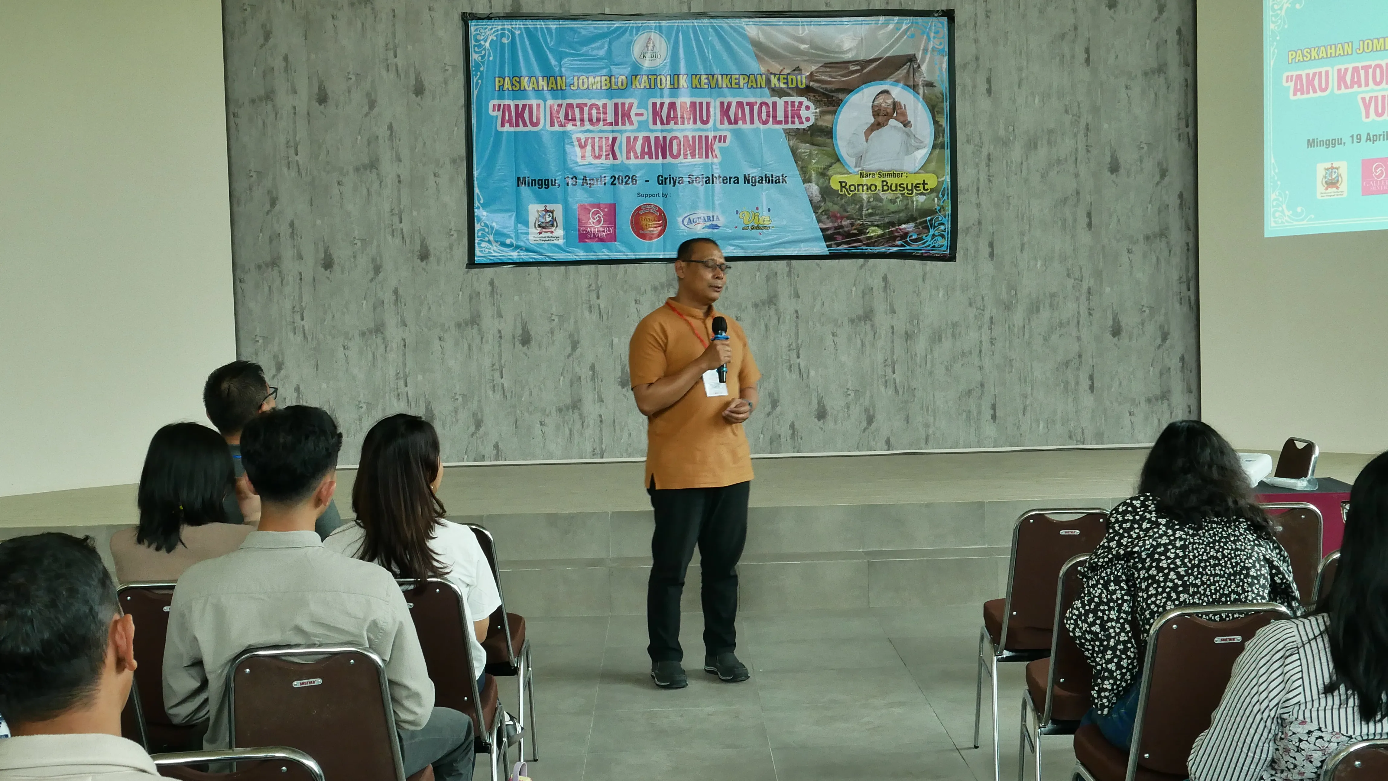Romo Antonius Dodit Haryono Vikaris Episkopal (Vikep) Kedu dalam momen Paskahan Jomblo Katolik, Minggu, 19 April di Griya Sejahtera Ngablak. Foto: tim Komsos Kedu.