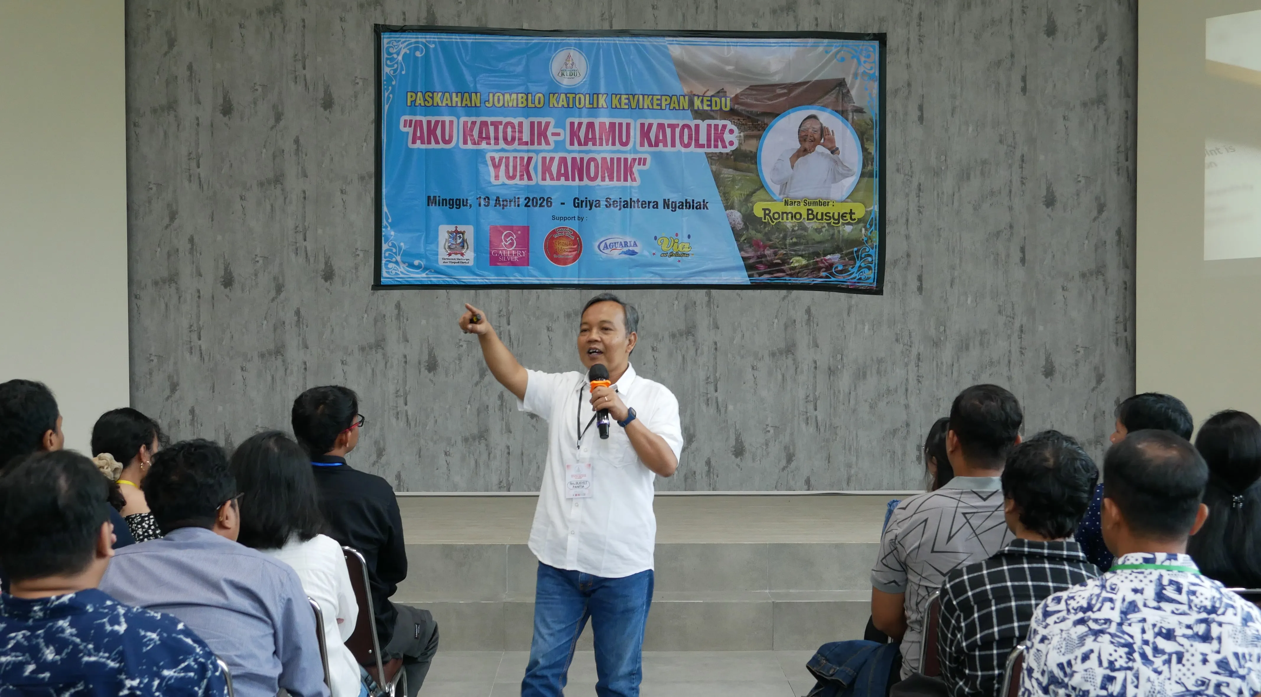 Romo Andreas Setyo Budi Sambodo, Pr, yang akrab disapa Romo Busyet dalam momen Paskahan Jomblo Katolik, Minggu, 19 April di Griya Sejahtera Ngablak. Foto: tim Komsos Kedu.
