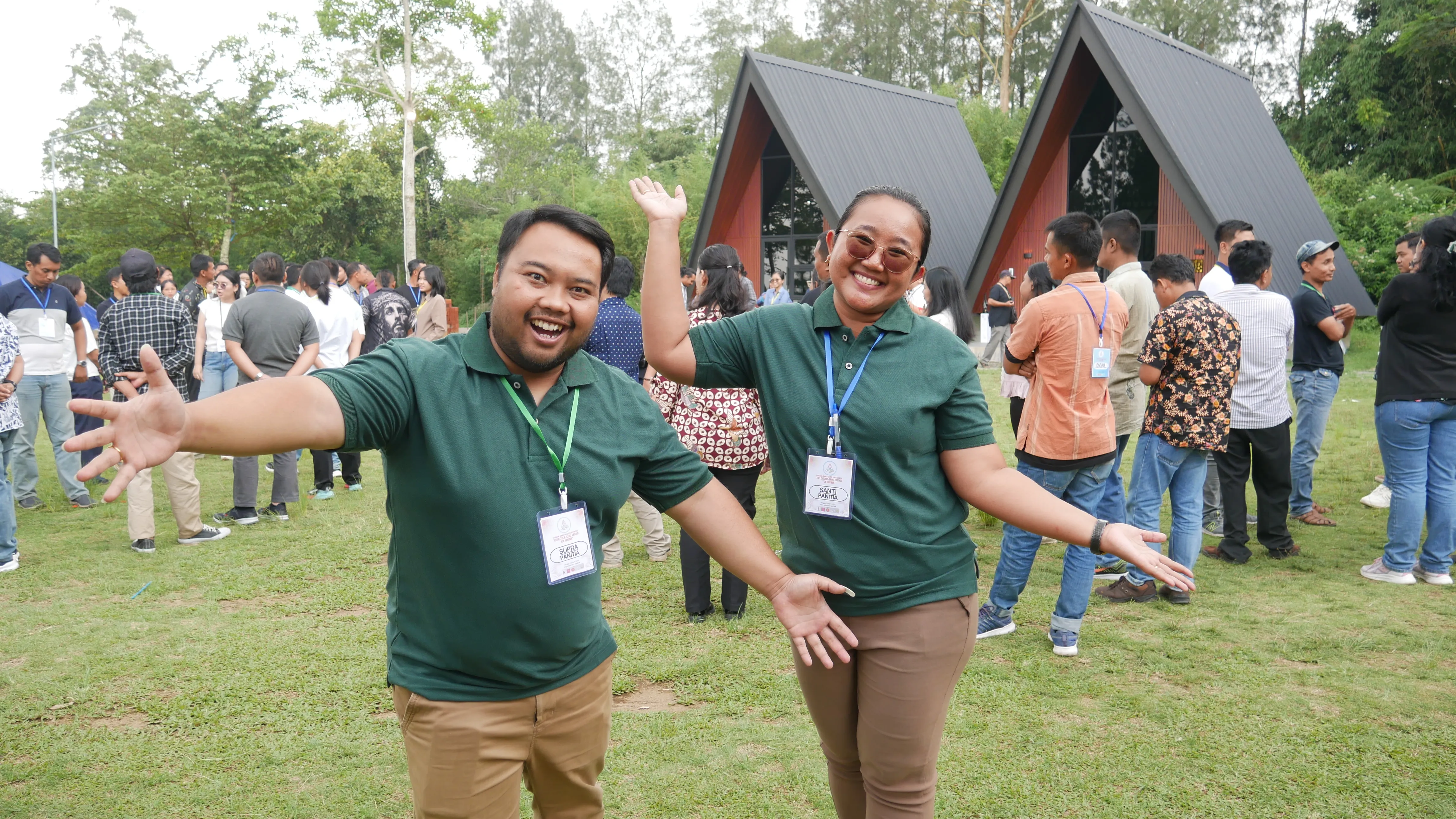 Pasangan Supra dan Santi yang sudah menikah berkat pertemuan Komunitas Jomblo Katolik (KJK) berpose dalam momen Paskahan Jomblo Katolik, Minggu, 19 April di Griya Sejahtera Ngablak. Foto: Komsos Kedu