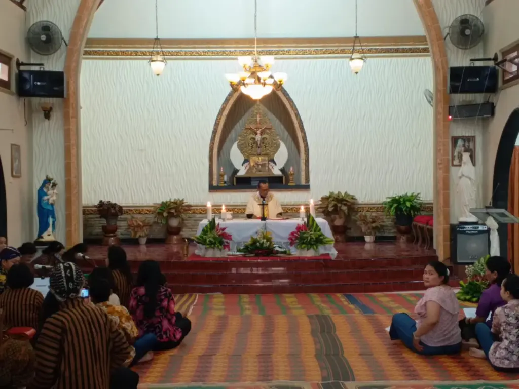 Momen Misa Inkulturasi Minggu Kerahiman Tuhan di Kapel Santa Maria Karanggedong Sabtu, 11 April 2026 pukul 14.00 WIB.