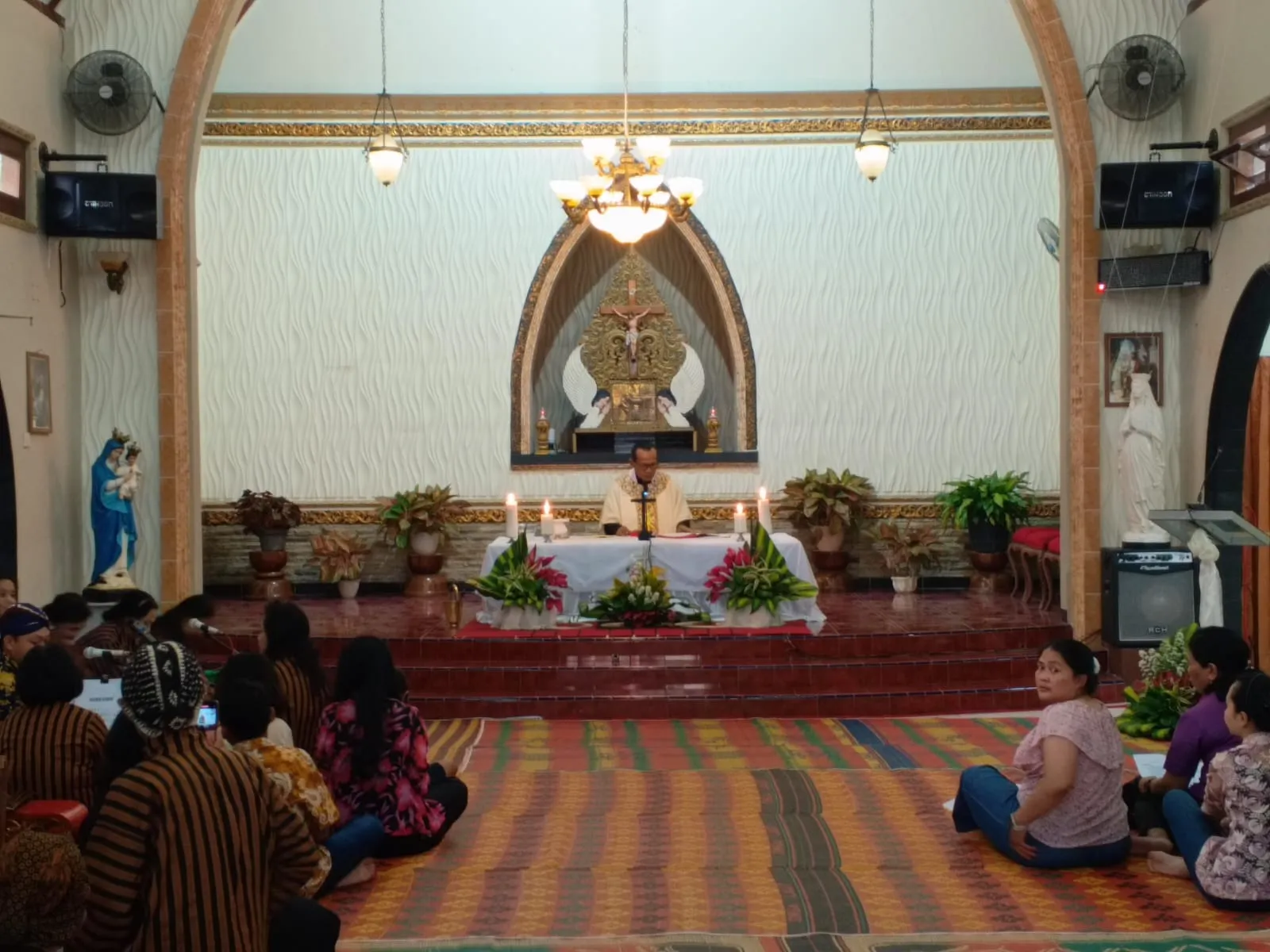 Momen Misa Inkulturasi Minggu Kerahiman Tuhan di Kapel Santa Maria Karanggedong Sabtu, 11 April 2026 pukul 14.00 WIB. Momen Misa Inkulturasi Minggu Kerahiman Tuhan di Kapel Santa Maria Karanggedong Sabtu, 11 April 2026 pukul 14.00 WIB.