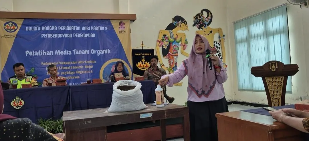 Anggota DPRD Provinsi Jawa Tengah dari Fraksi PDI-P Endrianingsih Yunita sebagai narasumber dalam momen acara untuk Wanita Katolik RI Cabang Kabupaten Magelang Praktik Membuat Media Tanam Organik Sabtu, 18 April 2026. Foto: Humas WKRI DPC Kabupaten Magelang.