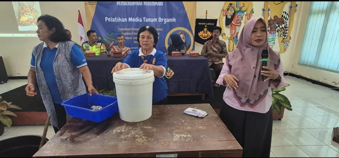 Anggota DPRD Provinsi Jawa Tengah dari Fraksi PDI-P Endrianingsih Yunita sebagai narasumber dalam momen acara untuk Wanita Katolik RI Cabang Kabupaten Magelang Praktik Membuat Media Tanam Organik Sabtu, 18 April 2026. Foto: Humas WKRI DPC Kabupaten Magelang.