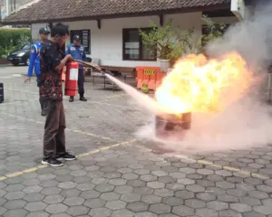 Bukan Sekadar Berlatih Padamkan Api, Umat Mengambil Makna "Berjaga-jagalah" dari Paroki Fatima demi Keamanan Gereja