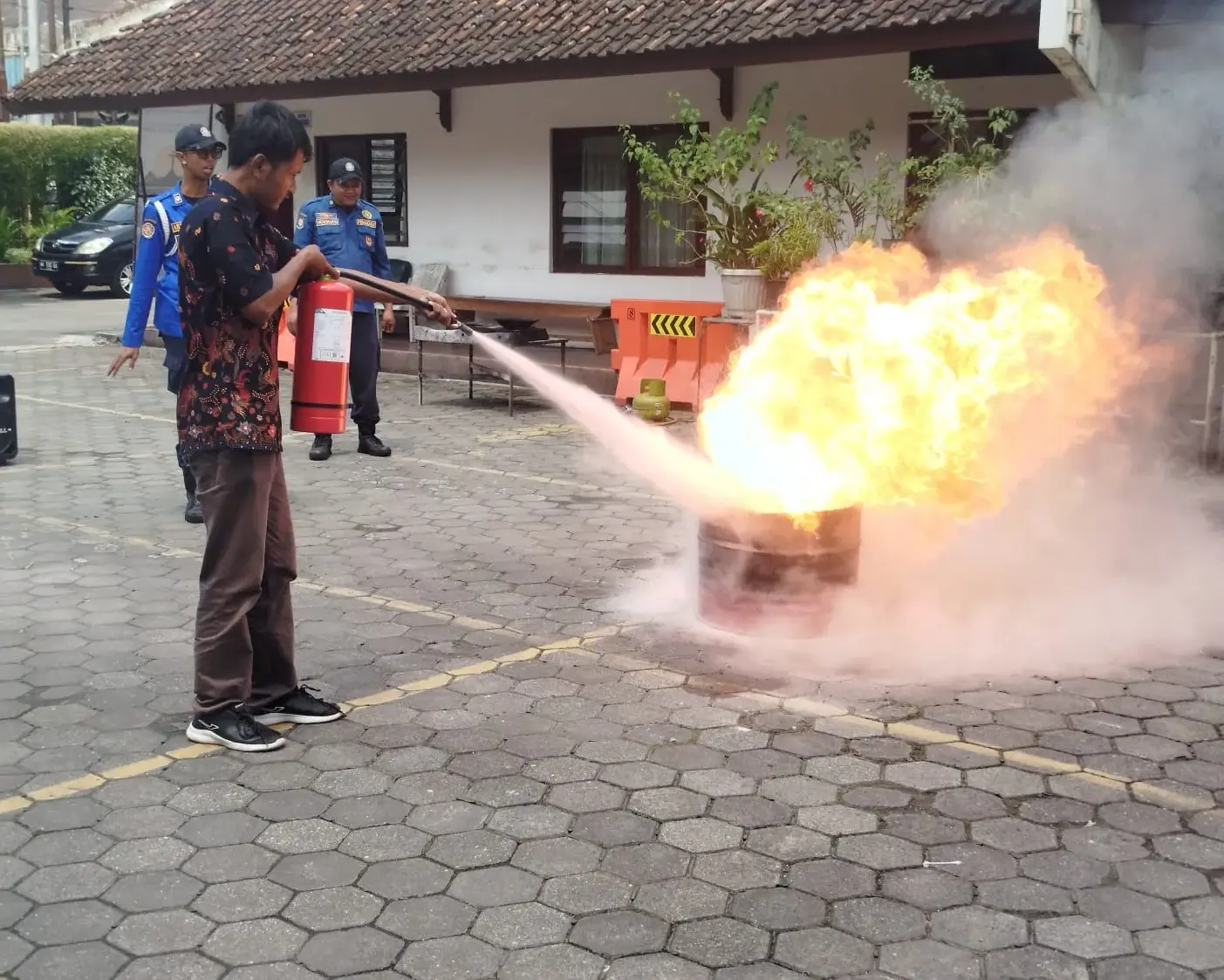 Bukan Sekadar Berlatih Padamkan Api, Umat Mengambil Makna "Berjaga-jagalah" dari Paroki Fatima demi Keamanan Gereja