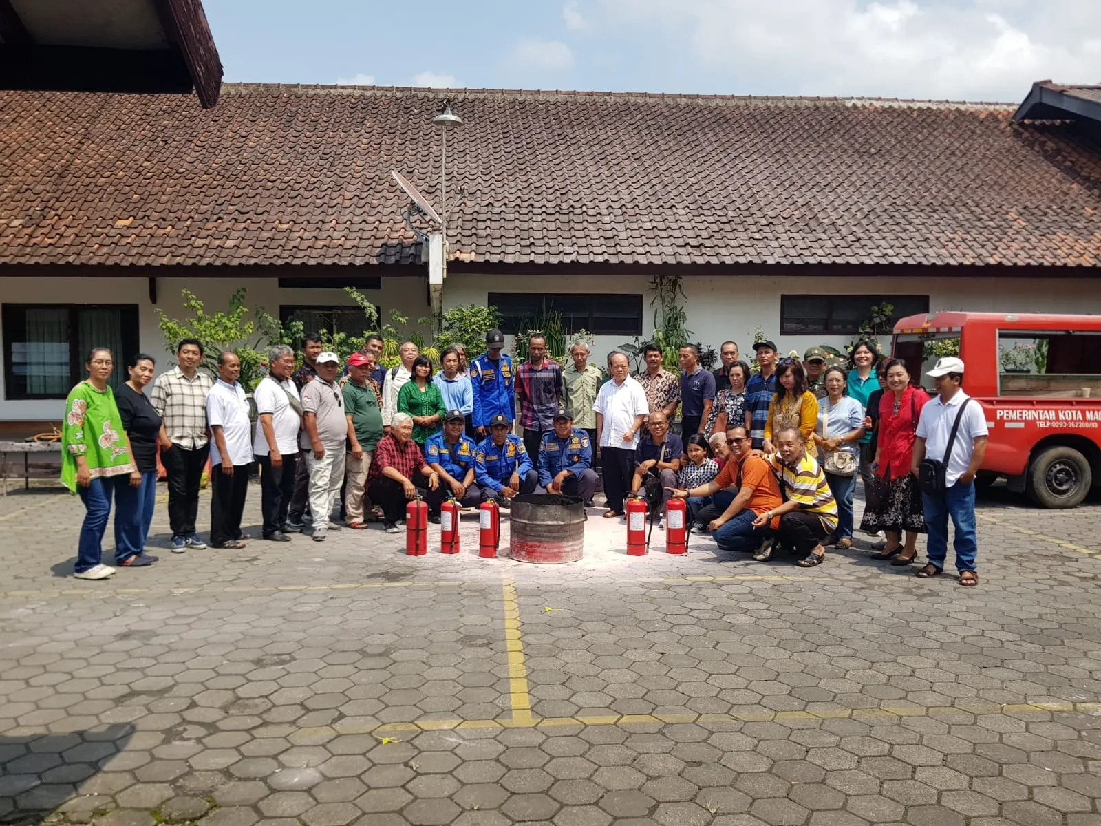 Tim Pelayanan Keamanan Parkir Paroki Santa Maria Fatima Kota Magelang menyelenggarakan pelatihan pemadam kebakaran ringan bekerja sama dengan UPT Damkar Kota Magelang Minggu, 19 April 2026. Foto: Istimewa