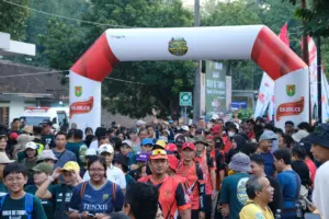 Ribuan warga banjiri Halaman Gereja Emmanuel Ngawen, Muntilan, Sabtu 9 Mei 2026. Tidak hanya warga Kabupaten Magelang, tapi juga berasal dari Jakarta, Semarang, Kendal, Solo, dan beberapa kota di DIY. Mereka datang untuk mengikuti kegiatan Mlampah Sumarah kedua yang dilaksanakan oleh Paguyuban Kadang Kinasih. FOTO (WARTAWAN KATOLIK JOGJA)