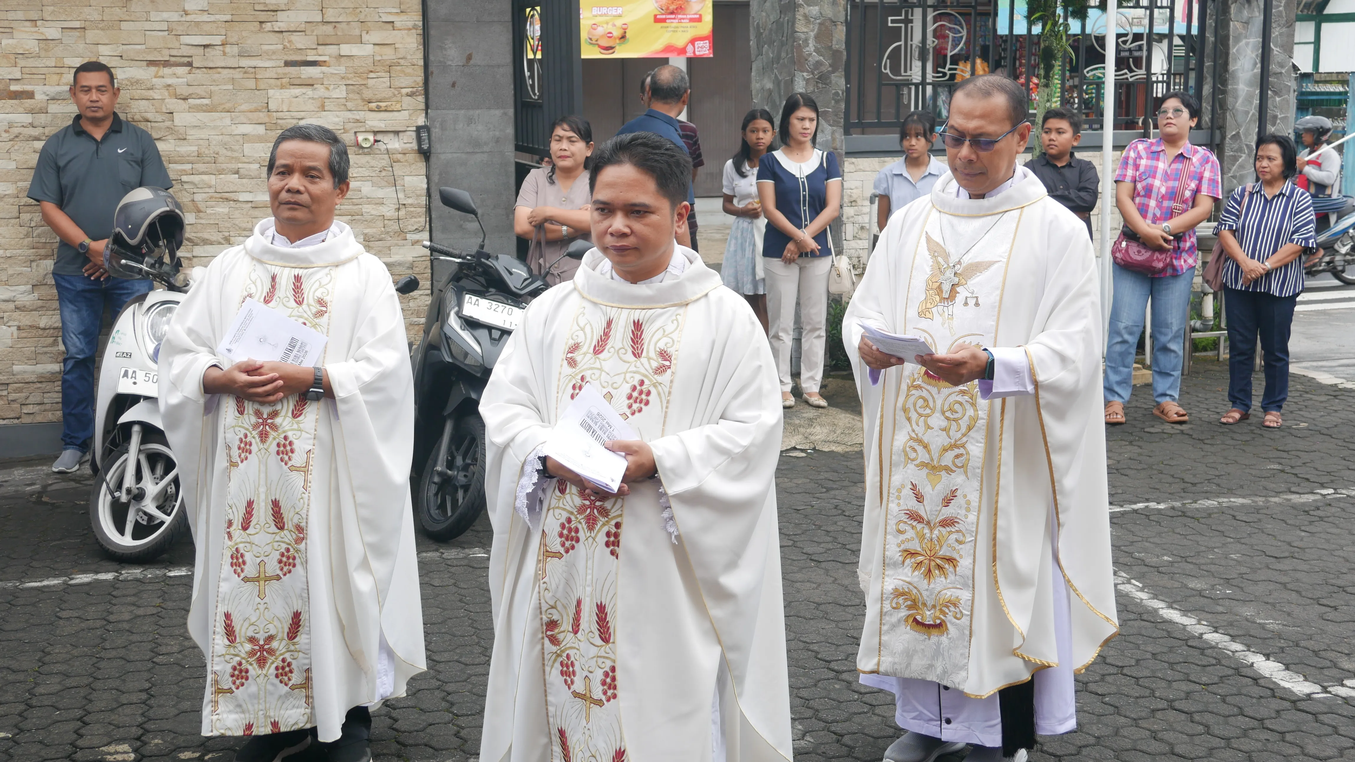 Vikaris Episkopal Kedu atau Vikep Kedu Romo Antonius Dodit Haryono, Pr, Romo Antonius Abbas Kurnia Andrianto, Pr Romo Paroki Santo Yusup Pekerja Mertoyudan , dan Romo Agustinus Giyono DD, Pr Vikaris Paroki Mertoyudan dalam momen pesta nama Paroki Santo Yusup Pekerja Mertoyudan, Jumat, 1 Mei 2026. Foto: Sunbio Pratama (Komsos Kedu).