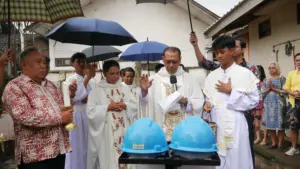 Vikaris Episkopal Kedu atau Vikep KEdu Romo Antonius Dodit Haryono, Pr, Romo Antonius Abbas Kurnia Andrianto, Pr Romo Paroki Santo Yusup Pekerja Mertoyudan, dan Romo Agustinus Giyono DD, Pr Vikaris Paroki Mertoyudan dalam momen pemberkatan lahan untuk pembangunan Paroki Santo Yusup Pekerja Mertoyudan, Jumat, 1 Mei 2026. Foto: Sunbio Pratama (Komsos Kedu).