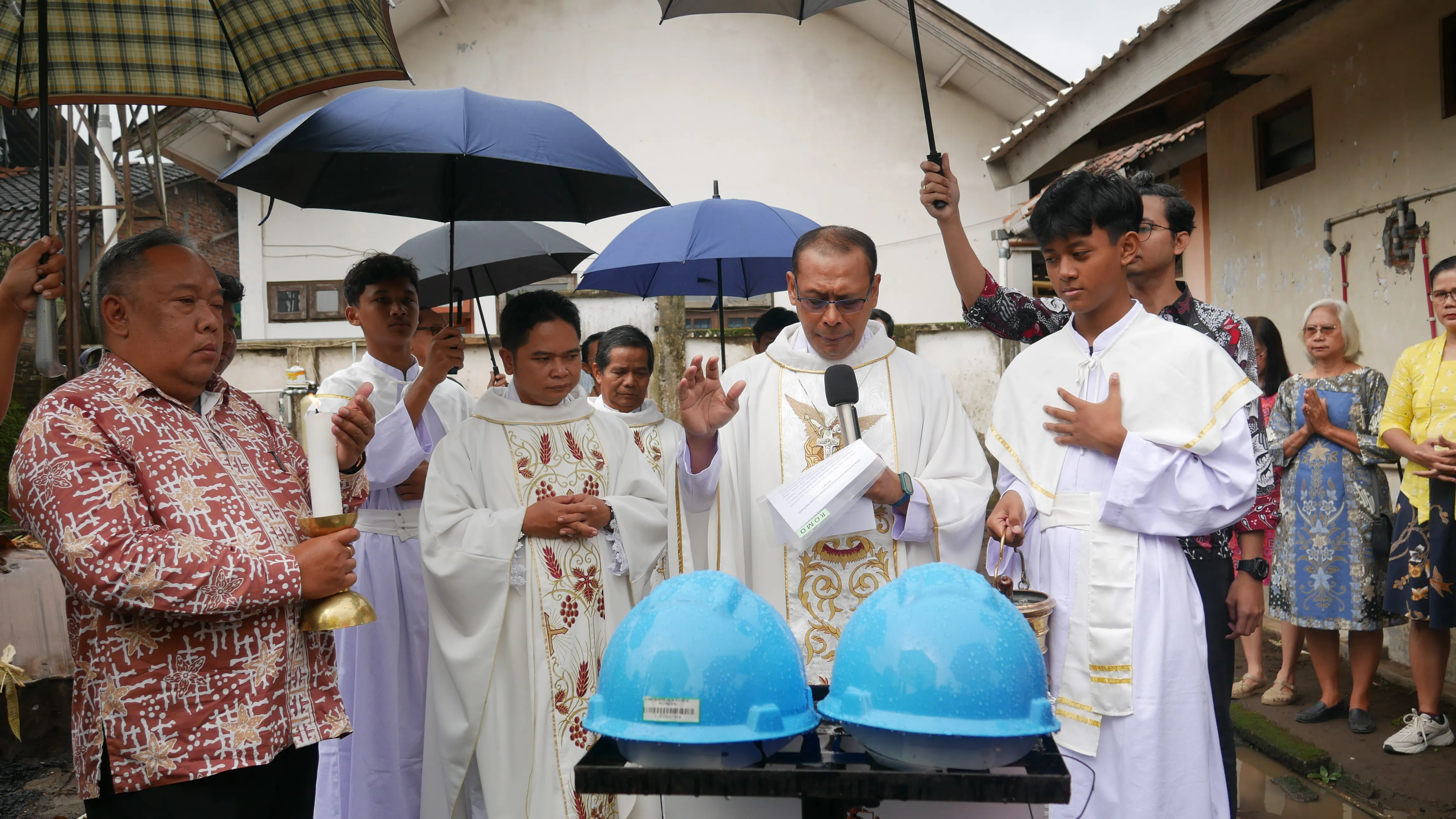 Vikaris Episkopal Kedu atau Vikep KEdu Romo Antonius Dodit Haryono, Pr, Romo Antonius Abbas Kurnia Andrianto, Pr Romo Paroki Santo Yusup Pekerja Mertoyudan, dan Romo Agustinus Giyono DD, Pr Vikaris Paroki Mertoyudan dalam momen pemberkatan lahan untuk pembangunan Paroki Santo Yusup Pekerja Mertoyudan, Jumat, 1 Mei 2026. Foto: Sunbio Pratama (Komsos Kedu).