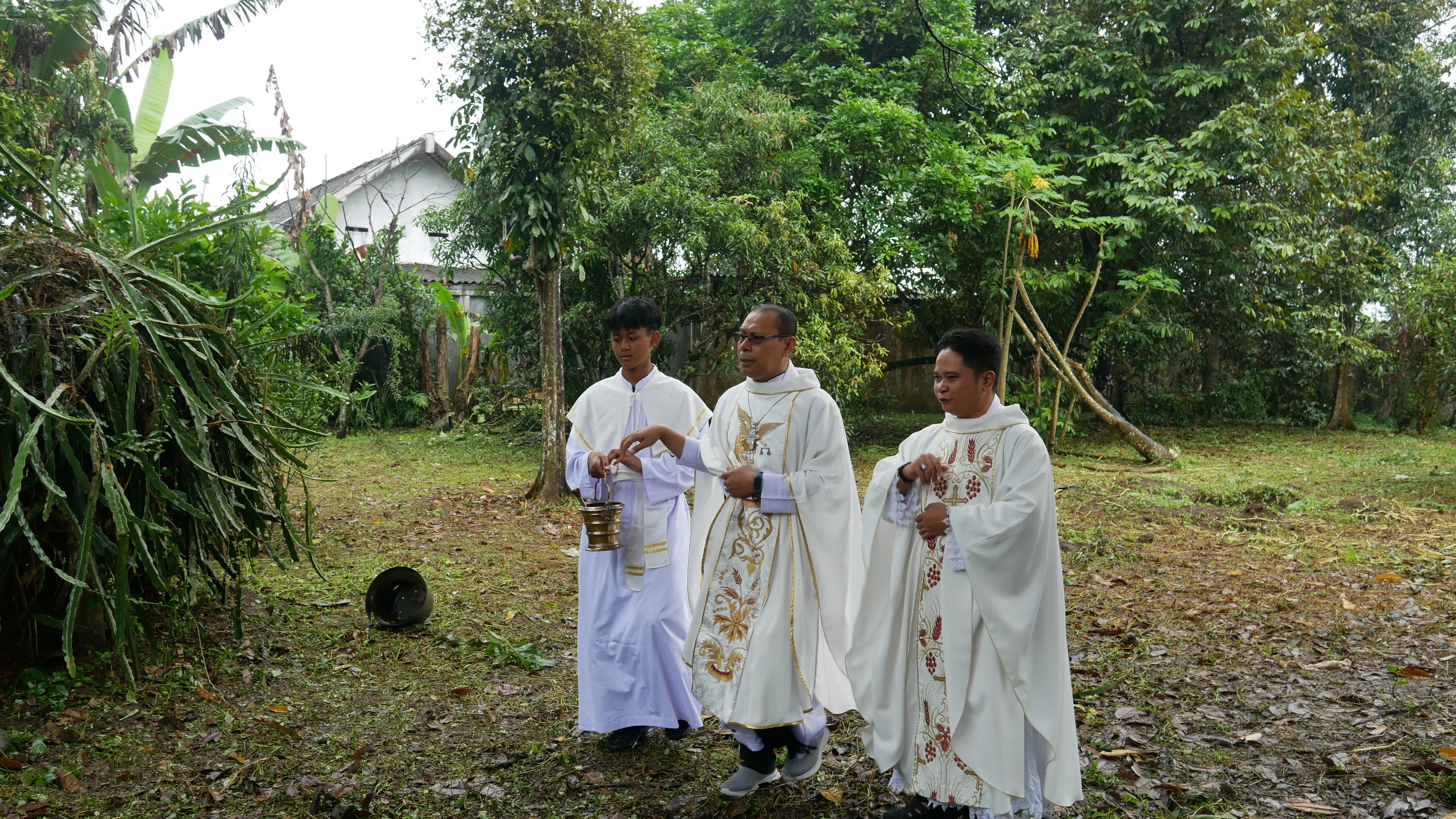 Vikaris Episkopal Kedu atau Vikep Kedu Romo Antonius Dodit Haryono, Pr, Romo Antonius Abbas Kurnia Andrianto, Pr Romo Paroki Santo Yusup Pekerja Mertoyudan dalam momen pemberkatan lahan untuk pembangunan Paroki Santo Yusup Pekerja Mertoyudan, Jumat, 1 Mei 2026. Foto: Sunbio Pratama (Komsos Kedu).