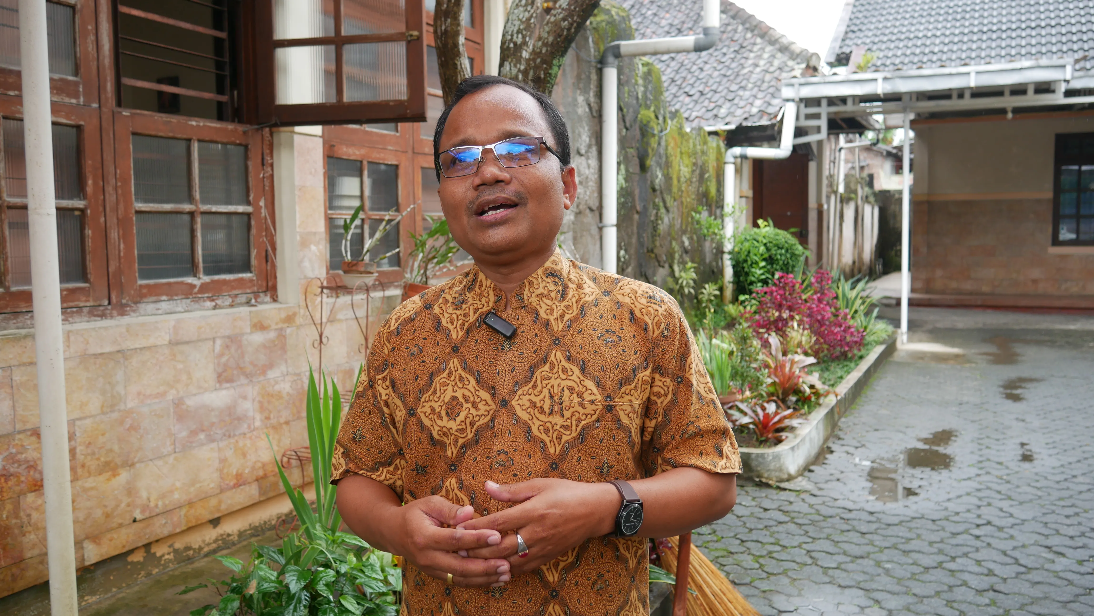 B.Budi Waskita dalam wawancara soal pembangunan gereja di Paroki Santo Yusup Pekerja Mertoyudan, Jumat, 1 Mei 2026. Foto: Sunbio Pratama (Komsos Kedu).