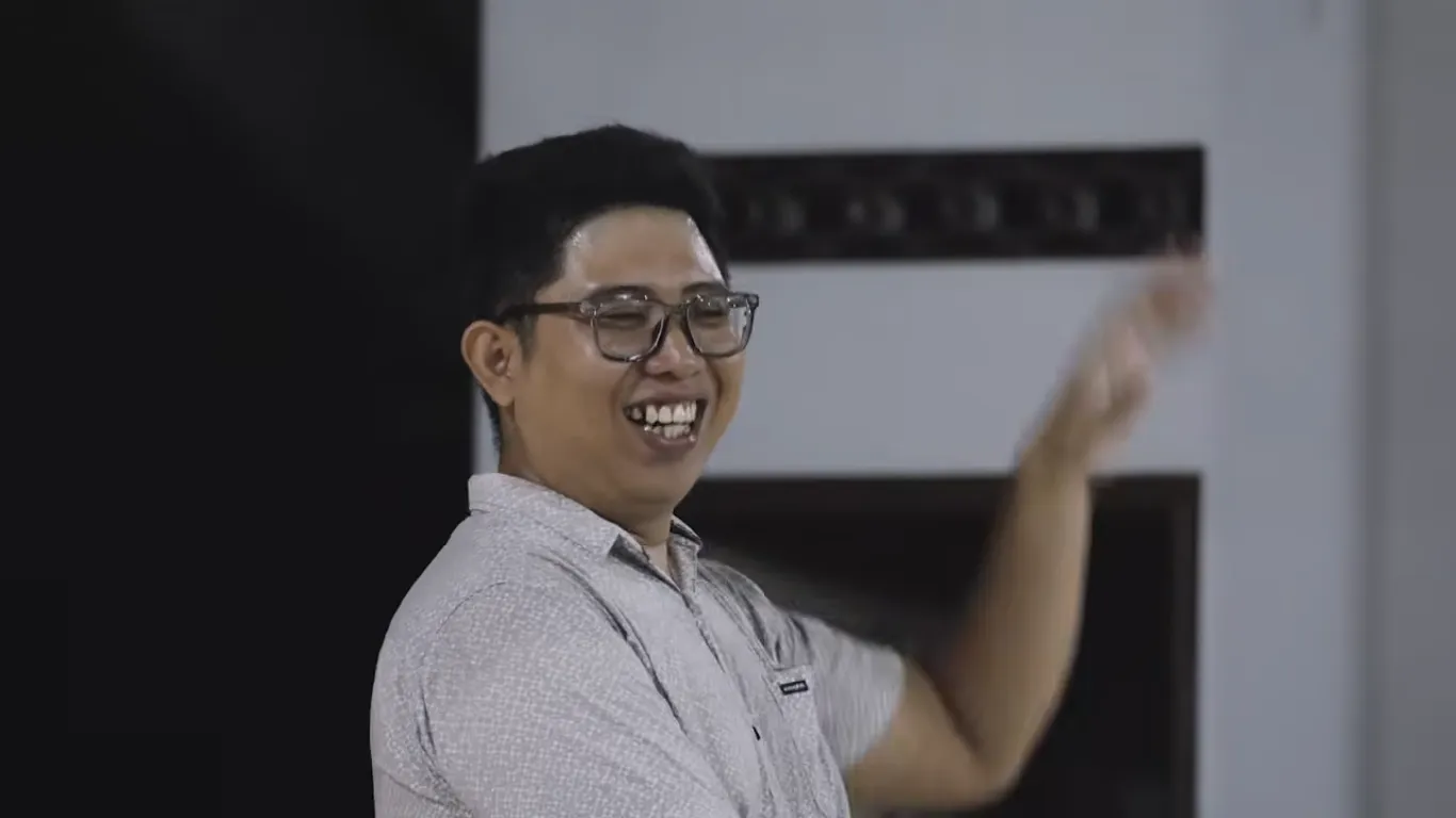 Salah satu punggawa Unit Pengembangan Pastoral Komunikasi Sosial  Keuskupan Agung Semarang (UPP Komsos KAS ) Fransiscus Borgia Edgar Sucakti Pandu Mahasurya (Ega)  dalam  Momen Jambore Komsos Kevikepan Jogja Barat di Wisma Salam Jagang Lor, Salam, Kec. Salam, Kabupaten Magelang, Jawa Tengah  pada 16-17 Mei 2026. Foto: tangkapan layar dari akun YouTube Komsos Jogja Barat