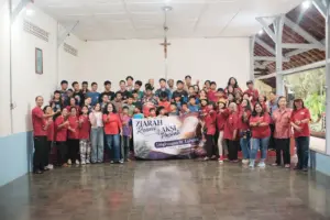 Momen umat umat Lingkungan Santa Lidwina Sanden, Paroki Santa Maria Fatima Magelang berkunjung ke Panti Asuhan Putra Sancta Maria Boro Jumat, 1 Mei 2026. Foto: Istimewa