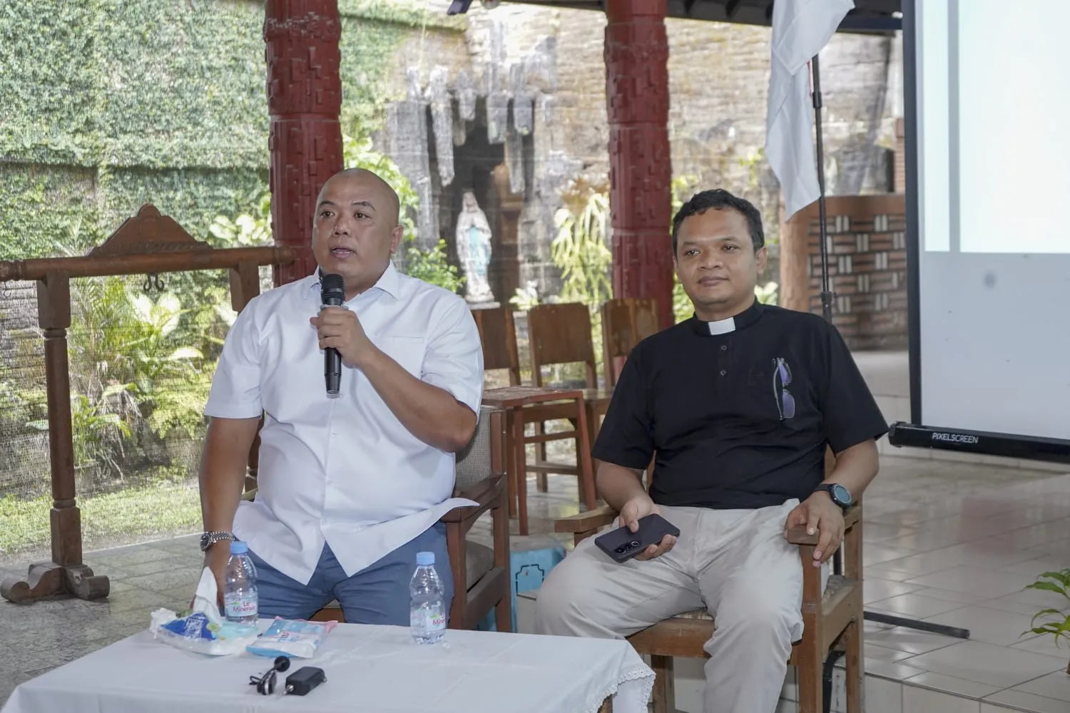 Romo Martinus Joko Lelono, Pr (Ketua Komisi HAK Keuskupan Agung Semarang) bersama H. Narisqa, S.H., M.H., CLA (Ketua Komisi C DPRD Kota Magelang sekaligus Advokat PERADI) dalam momen Diskusi Kelompok Terarah (DKT) pada Minggu (14/6/2026). Foto: Istimewa