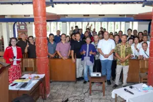 Foto bersama dalam momen dari Komisi Hubungan Antar Agama dan Kepercayaan (HAK) Kevikepan Kedu menyelenggarakan Diskusi Kelompok Terarah (DKT) pada Minggu (14/6/2026). Kegiatan yang berfokus pada penguatan toleransi dan hukum ini digelar di Gereja St. Maria Sapta Duka, Mendut, Kecamatan Mungkid, Kabupaten Magelang.