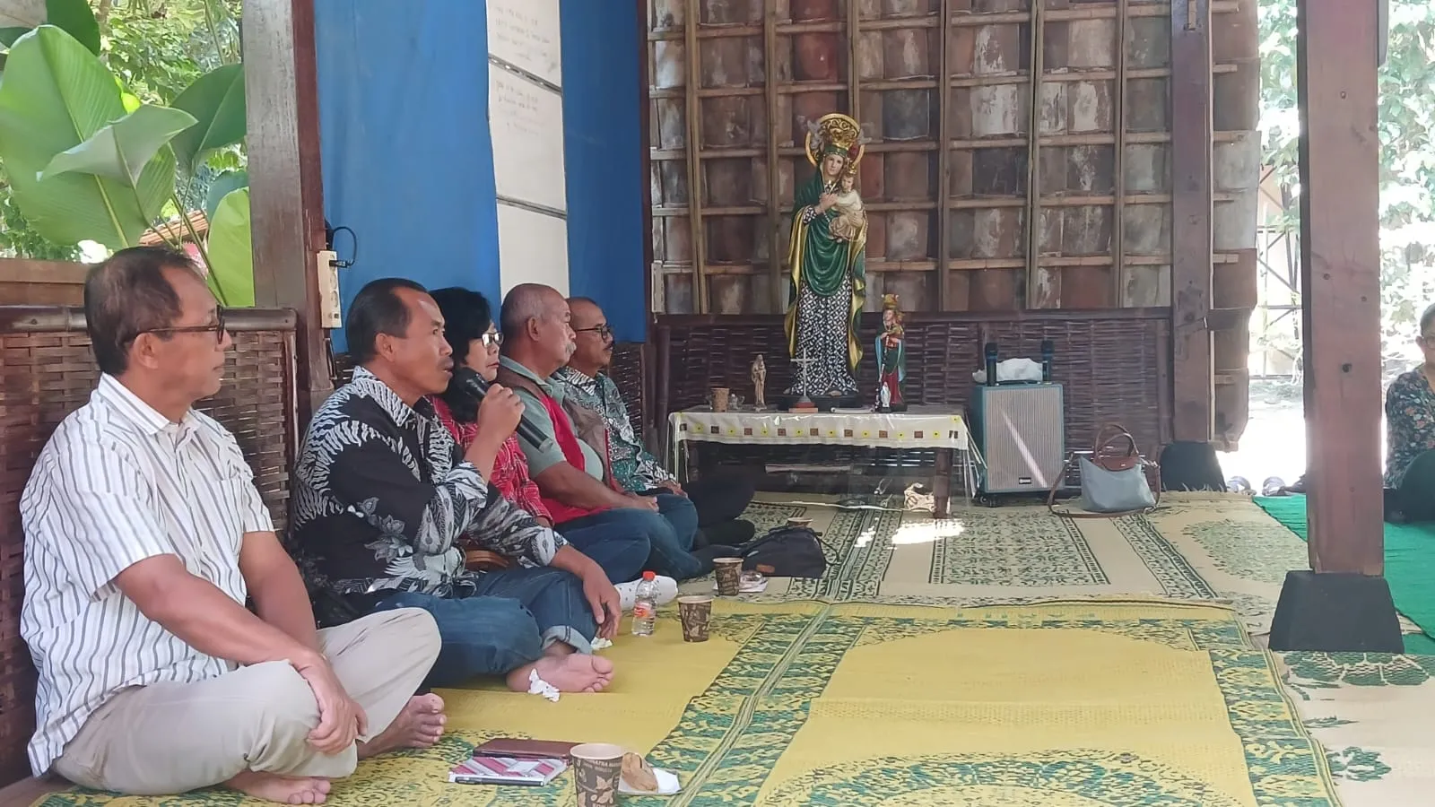 pengelola tempat ziarah
