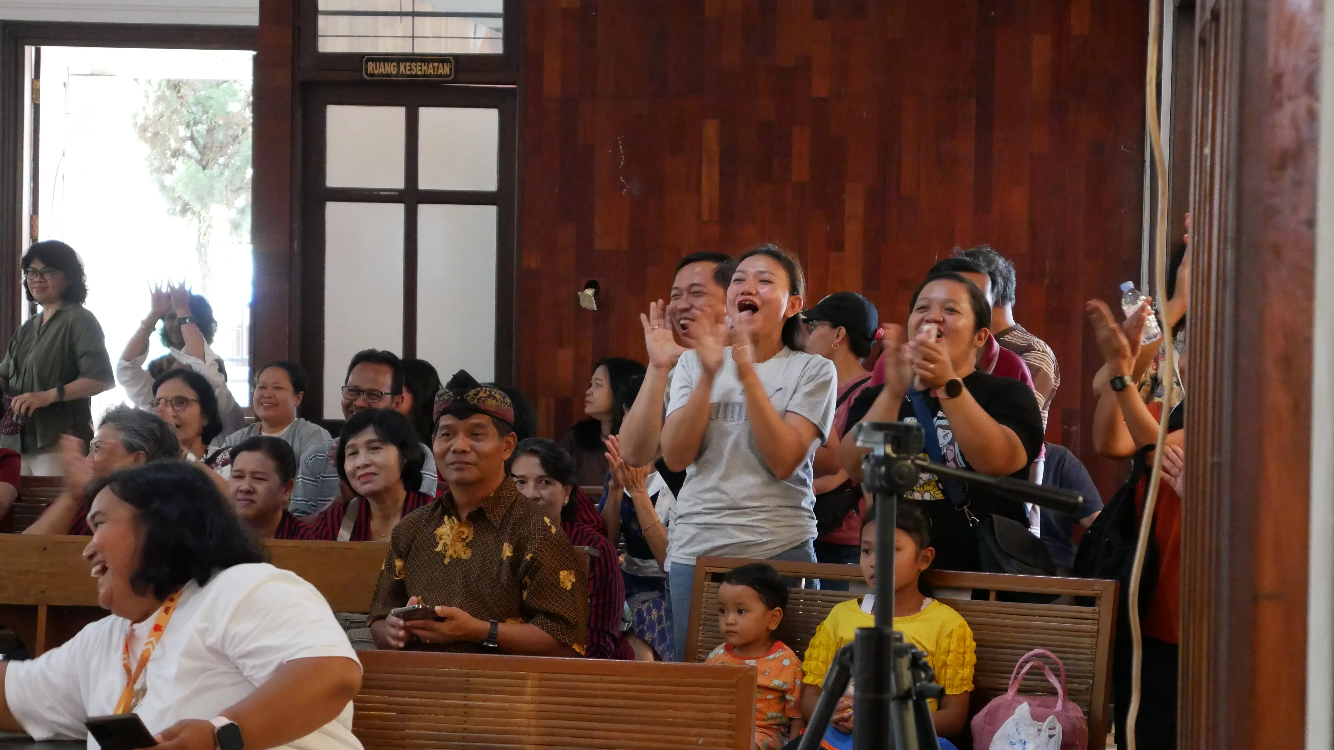 Suasana dari sudut penonton acara Merto Got Talent Minggu (30/8/2026), di Griya Witaka Paroki Santo Yusup Mertoyudan, Kabupaten Magelang, Jawa Tengah. Foto: Sunbio Pratama.