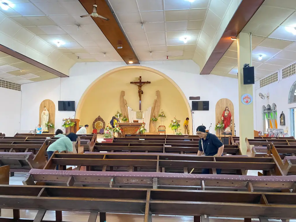– Suasana penuh kehangatan dan kebersamaan mewarnai kompleks Gereja Santa Maria Fatima Magelang pada Jumat pagi (14/8/2026). Dalam rangka memperkokoh kerukunan antarumat beragama, Kantor Kementerian Agama (Kemenag) Kota Magelang menyelenggarakan kegiatan "Jumat Bersih" dengan membersihkan area tempat ibadah.