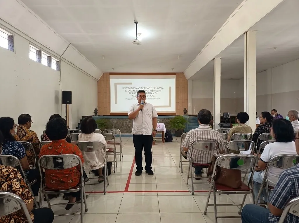Romo Yohanes Wahyu Rusmana saat mengisi seminar kepemimpinan di Paroki Santa Maria Fatima Magelang Minggu, 6 September 2026. Foto Istimewa.