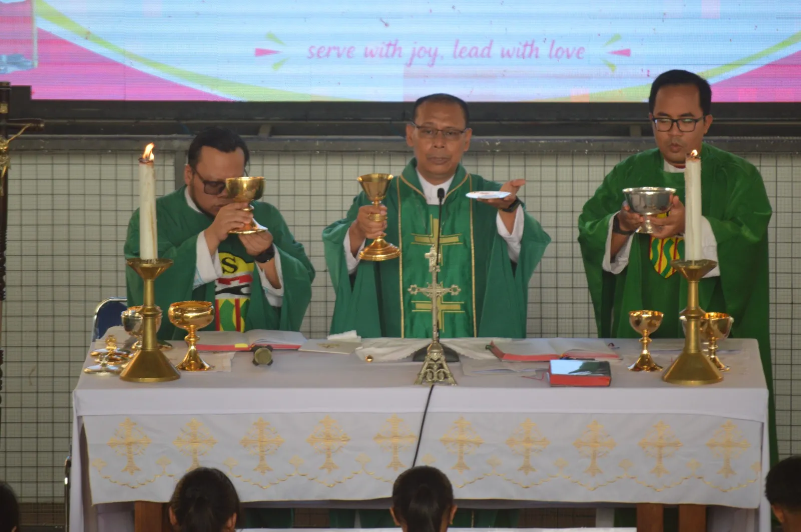 Misa Penutupan Temu Raya Misdinar di Seminari Mertoyudan Magelang, oleh Vikaris Episkopalis Kedu, Rm. Antonius Dodit Haryono, Pr., sebagai selebran utama, berkonselebrasi dengan para romo paroki se-Kevikepan Kedu, Minggu, 20 September 2026. Foto: Tim Komsos Kedu.