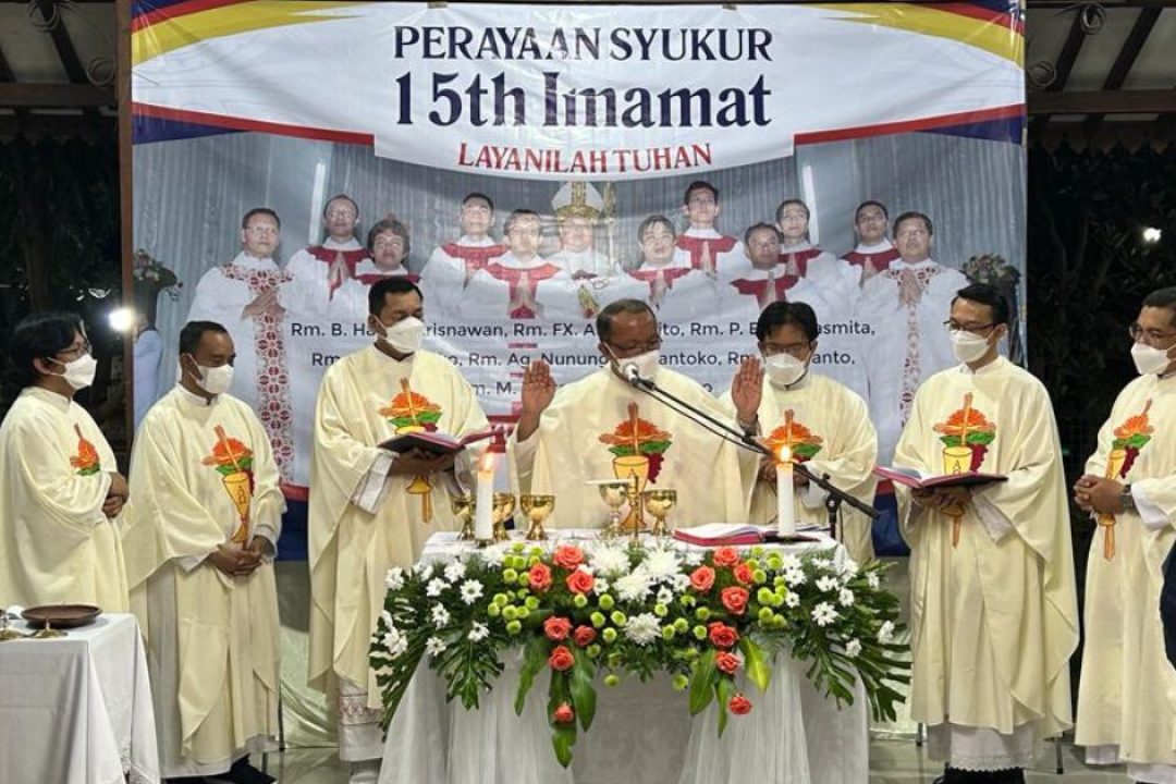 Tujuh pastor yang merayakan syukur atas 15 tahun imamat di Pastoran Paroki Brayut, Sleman, Selasa (27/6/2023). (Tiras.co/Ado)